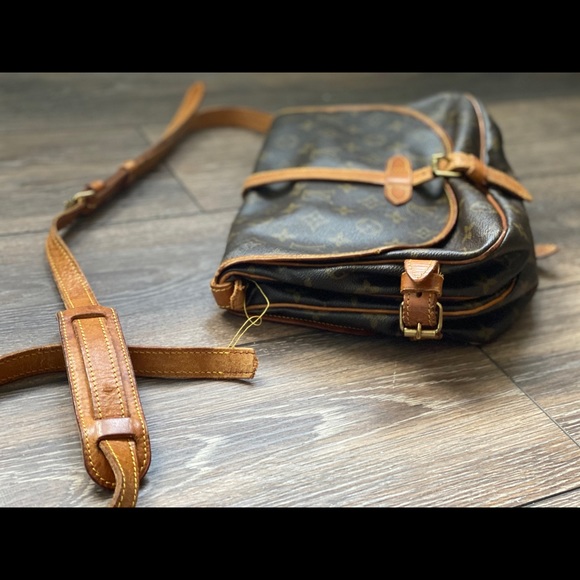 LouisVuitton SaumurCrossbody authenticated by EBTH - Picture 4 of 14